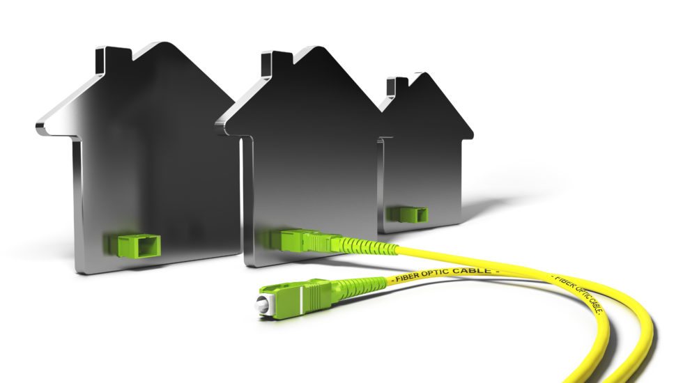 Glasfaserkabel vor Hausmodellen — Symbol für FTTH-Anbindung